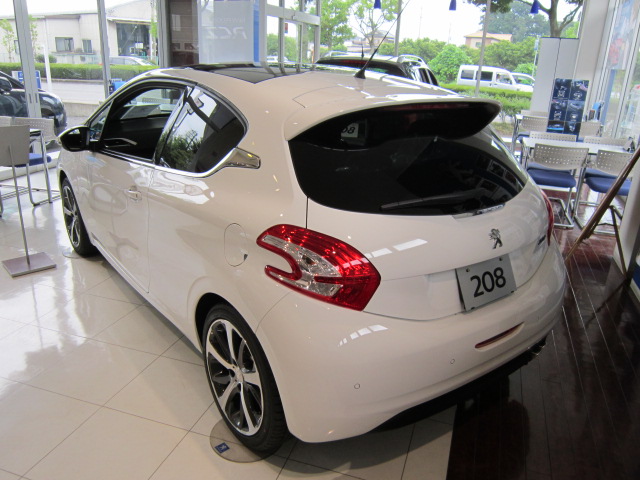 「PEUGEOT 208GT」展示いたしました。