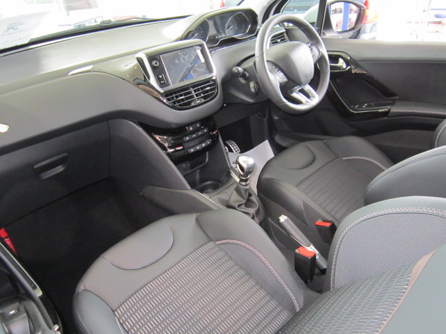 「PEUGEOT 208GT」展示いたしました。