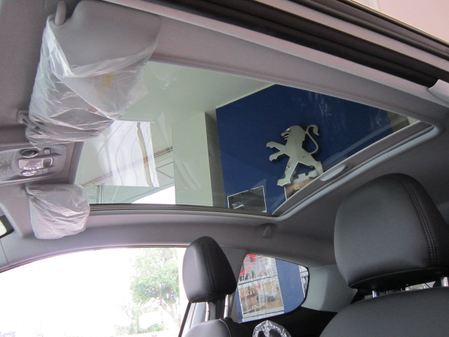 「PEUGEOT 208GT」展示いたしました。