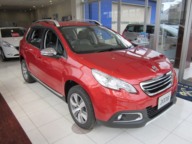 PEUGEOT2008 トルマリン・レッド　入荷しました。