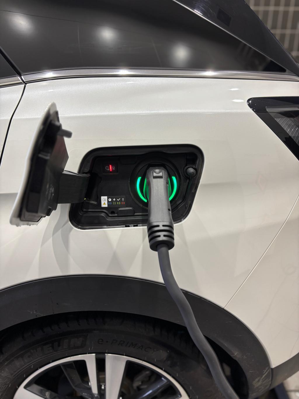 中古車のご紹介【3008GT HYBRID4】