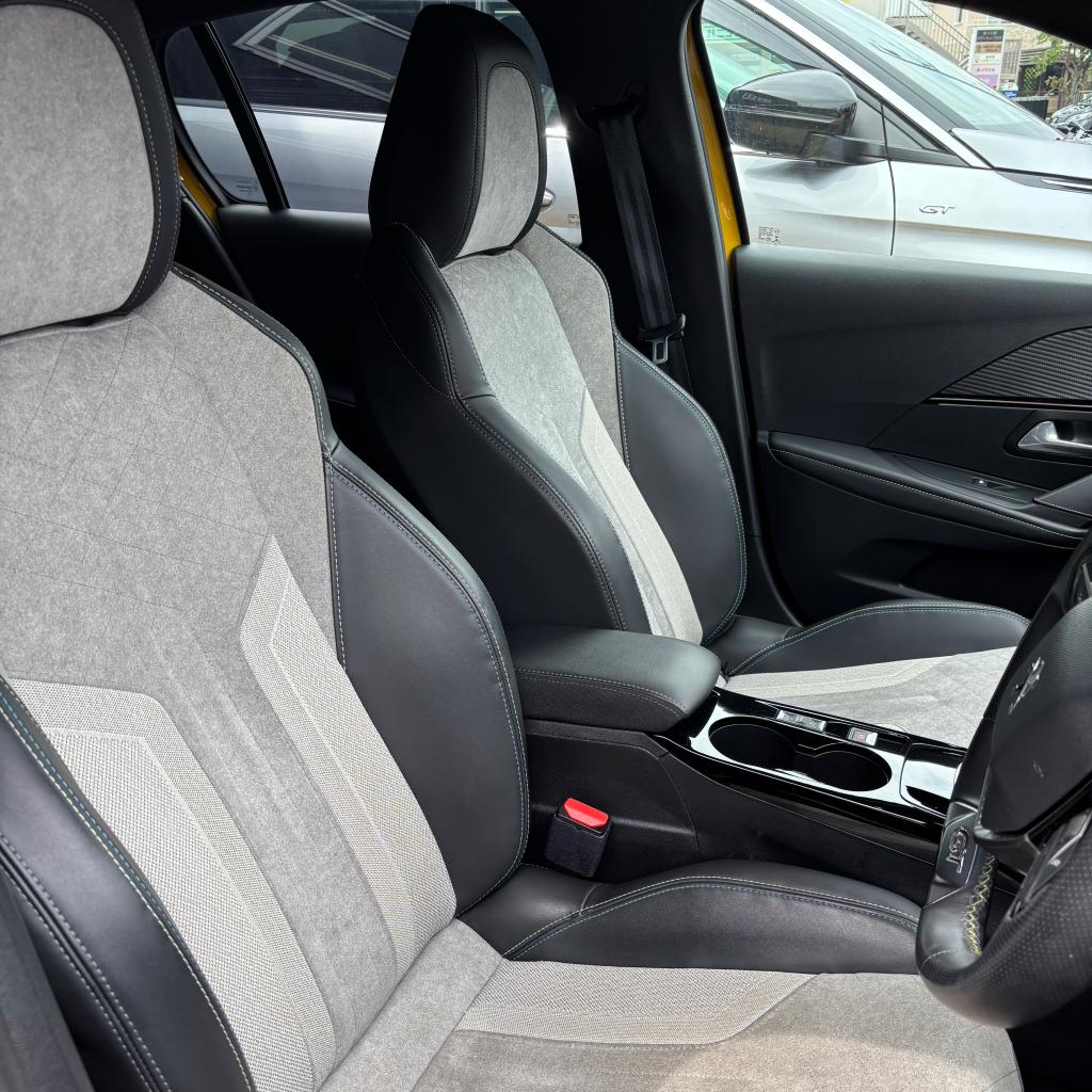 中古車のご紹介【208GT】