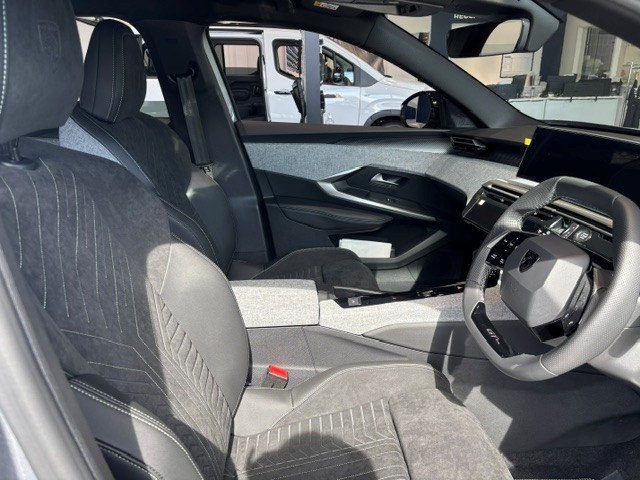 展示車に5008×アルタンスグレー登場👏